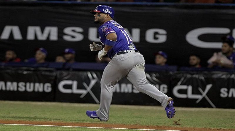 Tiburones gana el duelo de la capital al imponerse 18-9 a los Leones