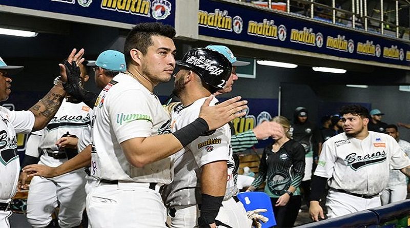 Bravos vapuleó 13-5 a los Tiburones en Macuto