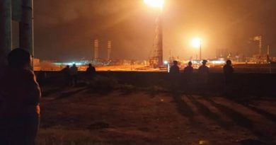 Ejecutan maniobras para extinción de incendio en laguna de residuos de la Refinería Cardón en Falcón