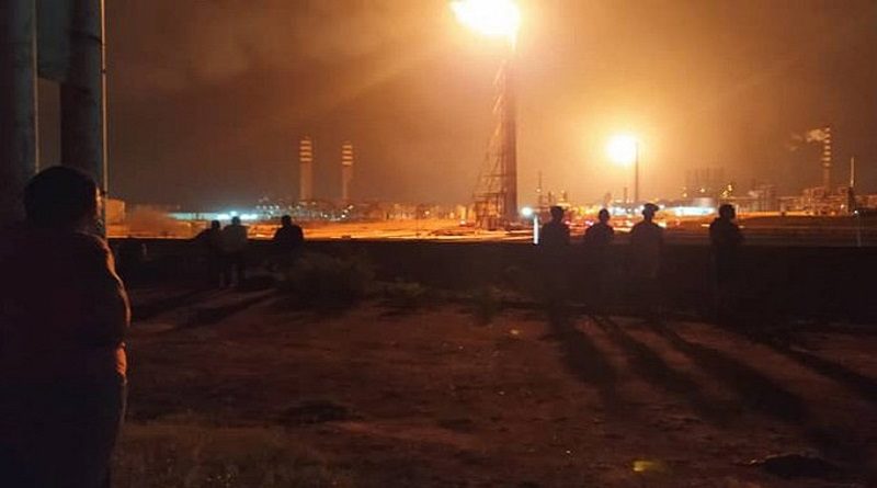 Ejecutan maniobras para extinción de incendio en laguna de residuos de la Refinería Cardón en Falcón