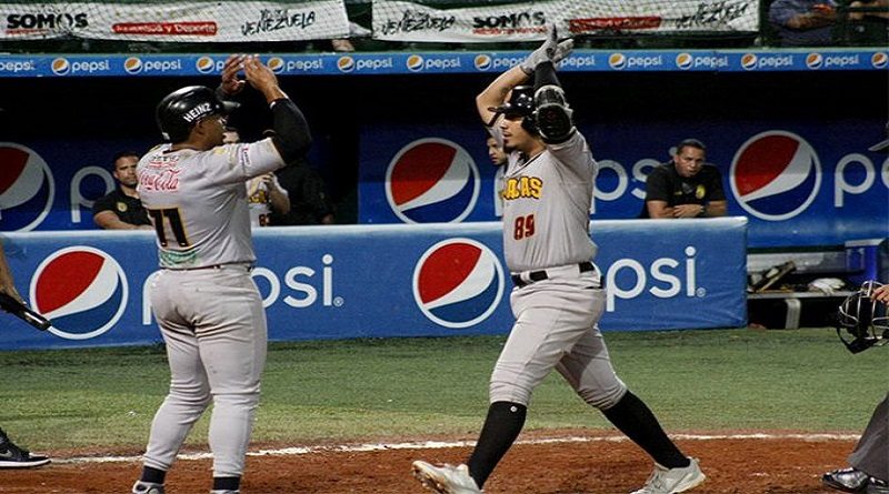 Leones clasificó al Round Robin al vencer 8-7 a Caribes