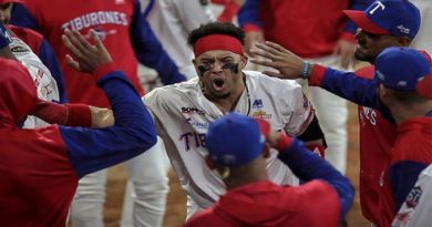 Tiburones desató feroz ofensiva para derrotar 11-3 a los Caribes