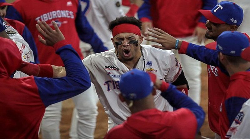 Tiburones desató feroz ofensiva para derrotar 11-3 a los Caribes