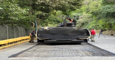 Gobierno de Caracas realiza corrección de calle con 1.500 toneladas de asfalto en El Paraíso