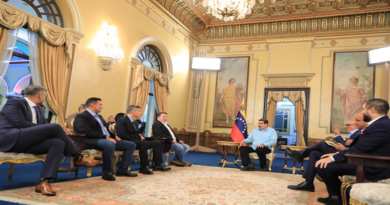 Jefe de Estado sostiene encuentro con dirigentes del partido opositor Fuerza Vecinal