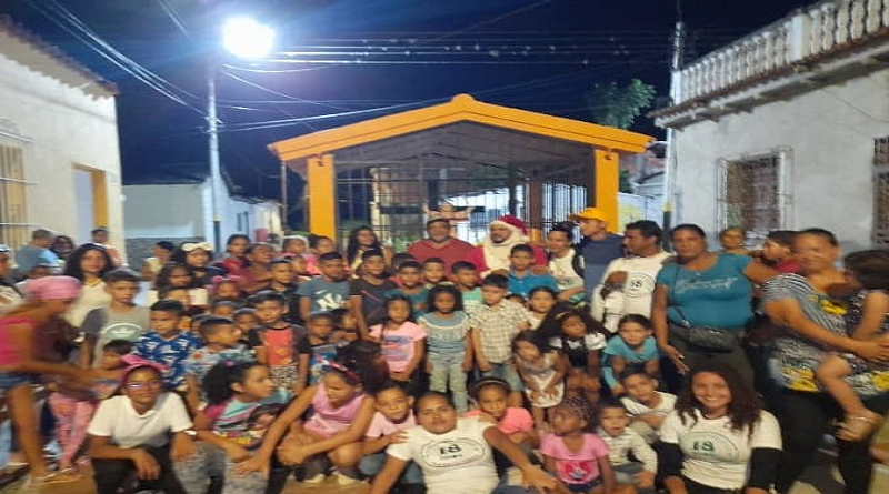 Llevan alegría a niños de Santa Lucía en 18va edición del tradicional Caramelazo