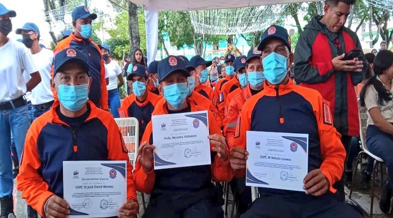 Funcionarios de PC del municipio Paz Castillo en Miranda reciben dotación de uniformes