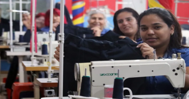 Industrialización permite rápida confección de uniformes escolares en empresa comunal Abejitas del Panal