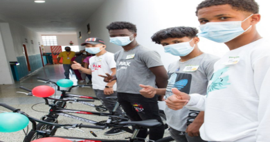 Niños de Caracas reciben sus regalos navideños