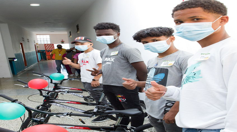Niños de Caracas reciben sus regalos navideños