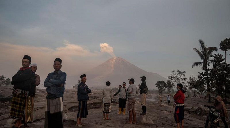 Erupción del volcán Semeru provoca la evacuación de cerca de 2.500 personas en Indonesia