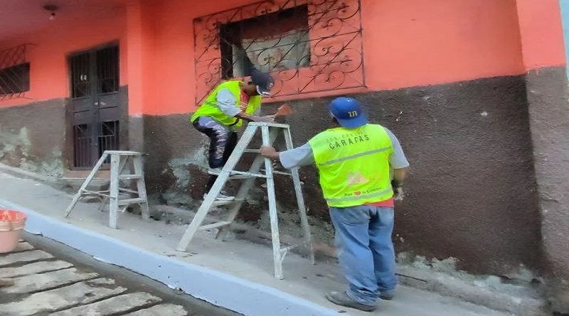 Rehabilitan viviendas y la fachada de la capilla El Carmen en Santa Rosalía