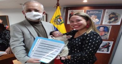 Consulado de Venezuela en Ecuador entregó Registro de nacimiento a 80 niños en ese país