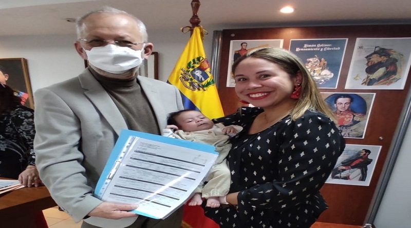 Consulado de Venezuela en Ecuador entregó Registro de nacimiento a 80 niños en ese país