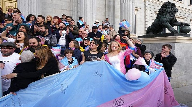 Parlamento de España aprueba ley que permite el cambio de género
