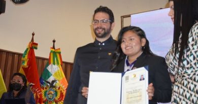 Estudiantes bolivianos se gradúan en promoción de bachilleres "Nicolas Maduro Moros"