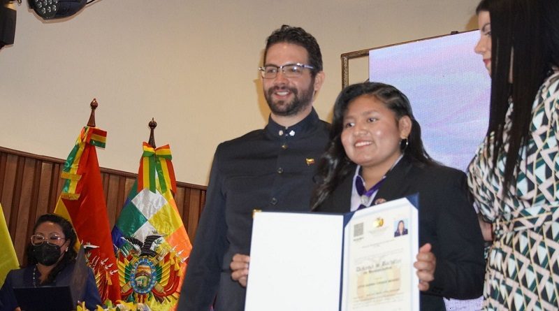 Estudiantes bolivianos se gradúan en promoción de bachilleres "Nicolas Maduro Moros"