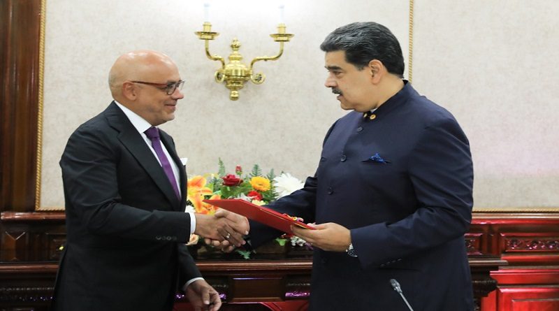AN entrega notificación del inicio del período legislativo 2023 al presidente Maduro