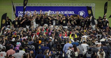 Leones celebra la conquista de su título 21 en la LVBP tras derrotar 7-6 a los Tiburones