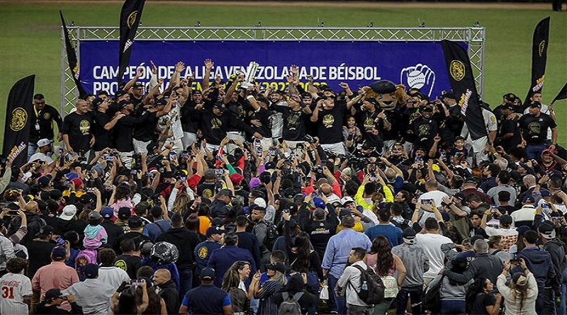 Leones celebra la conquista de su título 21 en la LVBP tras derrotar 7-6 a los Tiburones