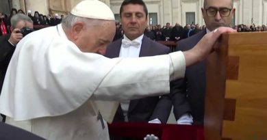 El papa Francisco elogia la “sabiduría” y “entrega” de Benedicto XVI