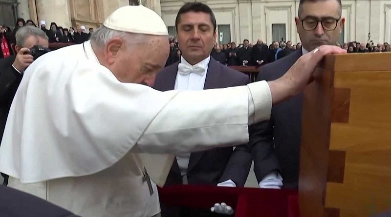 El papa Francisco elogia la “sabiduría” y “entrega” de Benedicto XVI