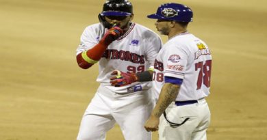 Danry Vásquez comandó triunfo de Tiburones 13-3 sobre los Leones