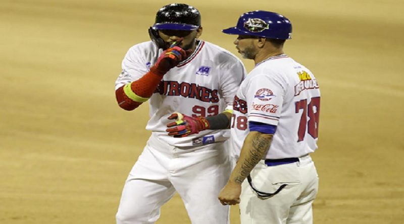 Danry Vásquez comandó triunfo de Tiburones 13-3 sobre los Leones