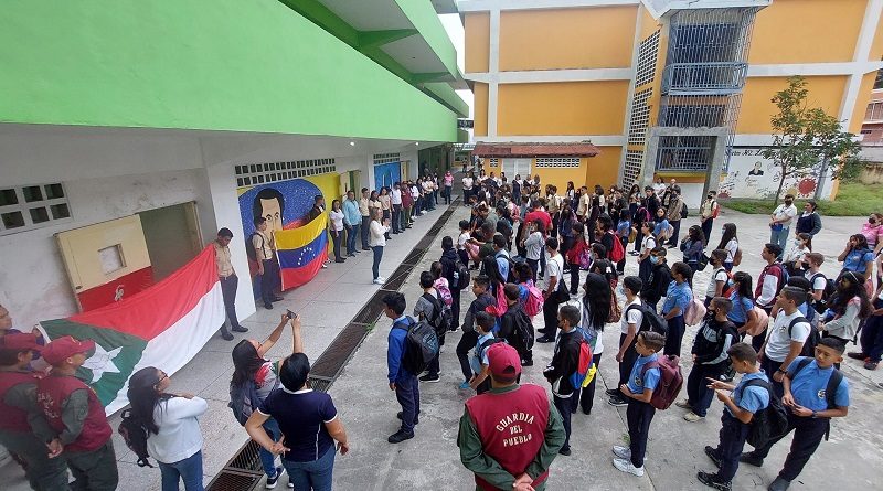 Estudiantes retornan a actividades académicas en el territorio nacional