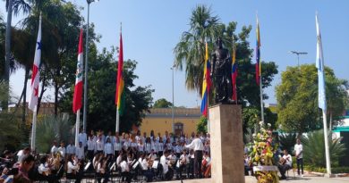 Reconocen a docentes en actos por el Día del Maestro en el país