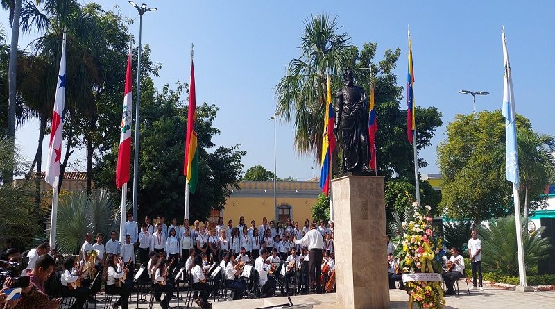 Reconocen a docentes en actos por el Día del Maestro en el país