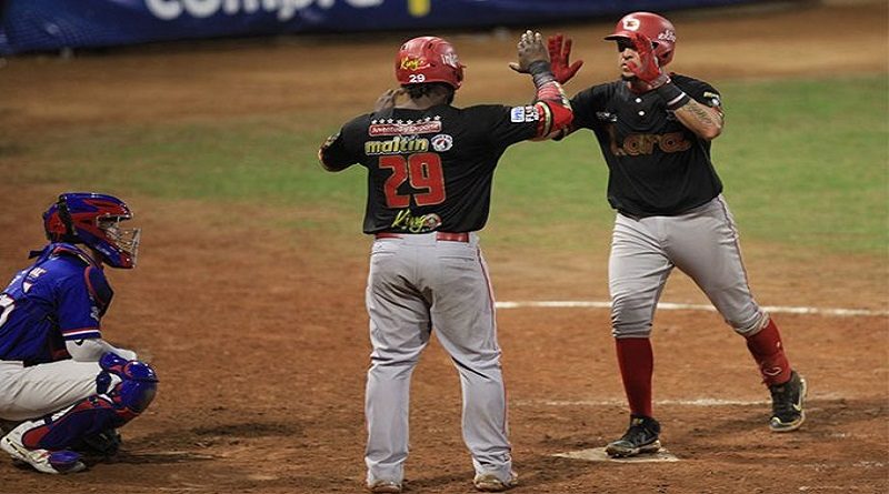 Cardenales se mantiene con vida en el Round Robin tras vencer 8-6 a los Tiburones