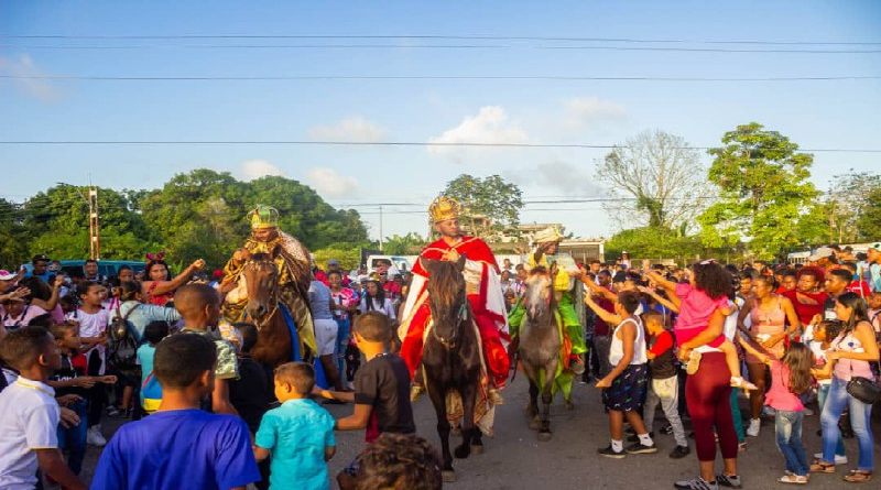 Reyes Magos de Buroz recorrieron las calles del municipio para alegrar la población