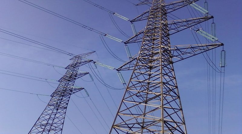 Ejecutan mantenimiento en líneas de transmisión eléctrica en región andina