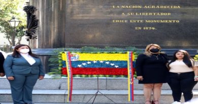 Autoridades educativas colocan ofrenda floral a El Libertador por el Día del Maestro