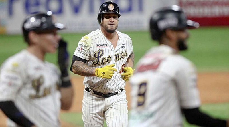 Oswaldo Arcia guio triunfo de los Leones 5-2 sobre los Cardenales