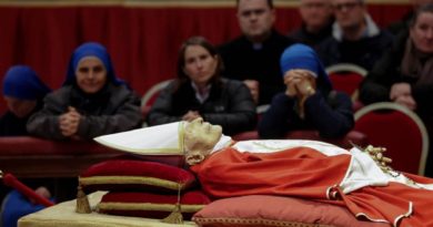 Rinden último homenaje al papa emérito Benedicto XVI en el Vaticano