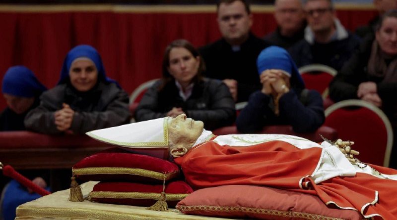 Rinden último homenaje al papa emérito Benedicto XVI en el Vaticano