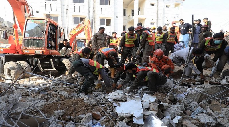 Asciende a 93 el número de fallecidos por ataque a mezquita en Pakistán