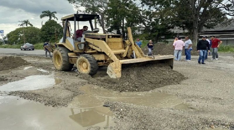 Realizan jornada de asfalto y limpieza en sector de El Samán de Mérida