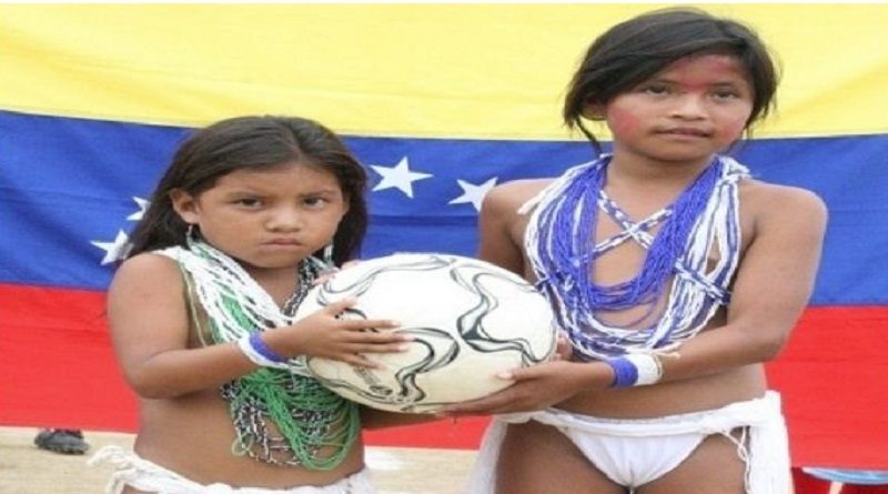 Entregan balones de fútbol campo a jóvenes indígenas en Monagas﻿