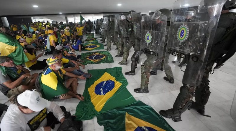 Más de una docena de periodistas agredidos en revuelta bolsonarista en Brasil