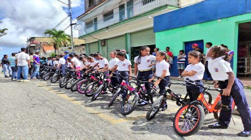 Más de 800 niños disfrutan del Plan Pedaleando por Buroz en Miranda