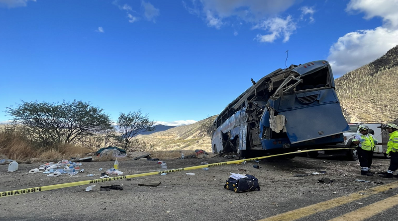Reportan 15 fallecidos tras accidente de autobús en México