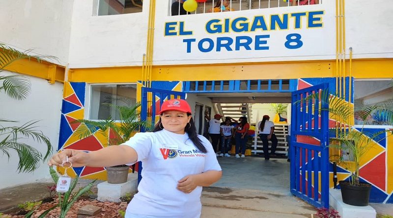 Entregan viviendas multifamiliares en Urbanismo «El Gigante» del estado Bolívar