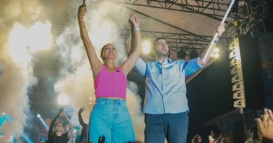 Marcela Aguiñaga y Aquiles Álvarez en el cierre de campaña previo a las elecciones en Ecuador (Twitter @marcelaguinaga)