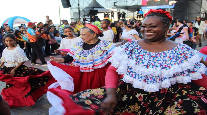 Instituciones educativas realizan desfile de Carnaval en la Cinta Costera de La Guaira