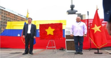PSUV y PC de Vietnam realizan ofrenda floral en honor al líder Ho Chi Minh
