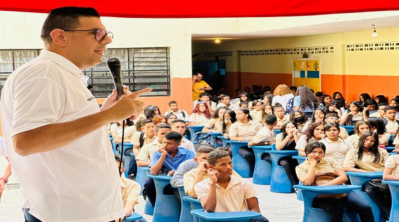 Diputado Jesús Santander desmiente que bachilleres impartirán clases de educación básica