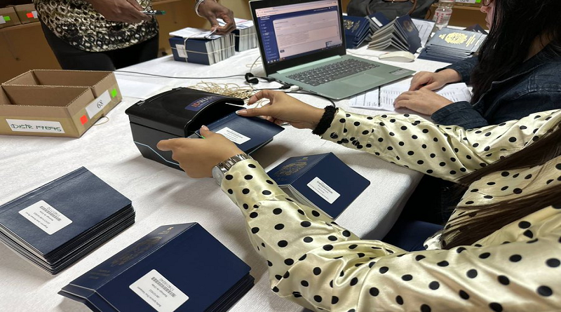 Entregan con éxito pasaportes a venezolanos en Chile